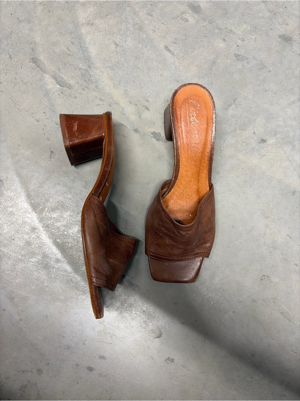 L’intervalle genuine Brown Leather Open-Toe Mule Heels